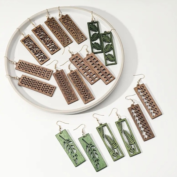 ⭐️ 5 for $25 Natural Wood Brown Painted Lightweight Carved Earrings - Picture 2 of 7